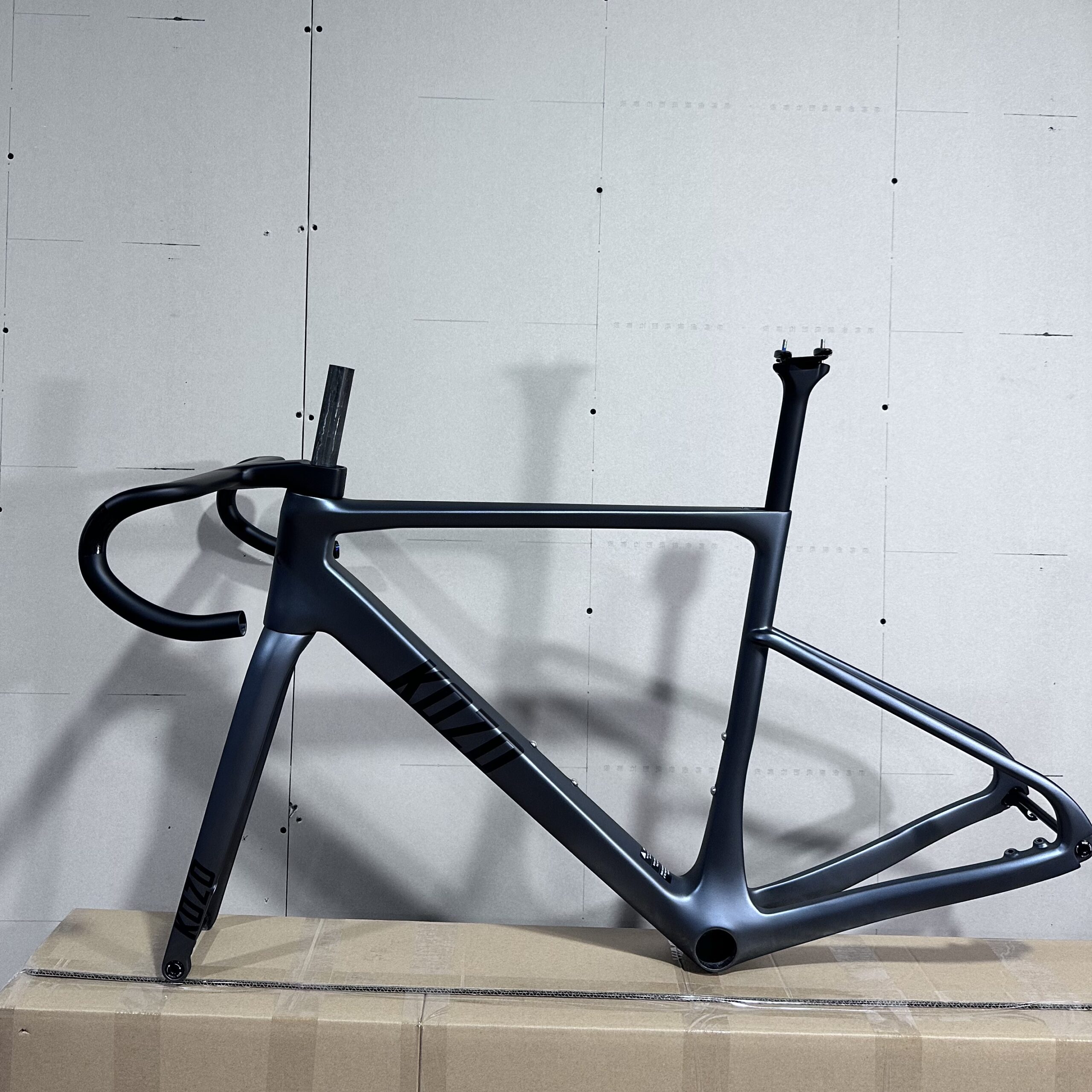 The limit-Disc Brake Carbon Road Bike Frame